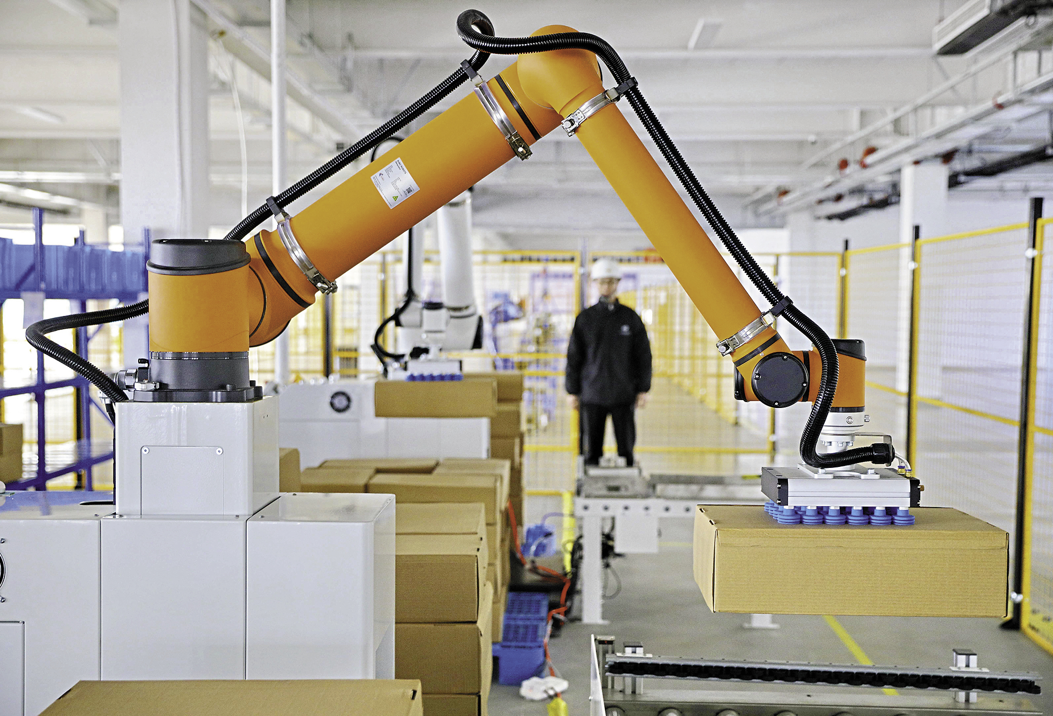 京津冀5G+工业互联网智能制造协同创新示范基地内，工作人员正在演示码垛机器人。 通讯员 曹建雄 摄