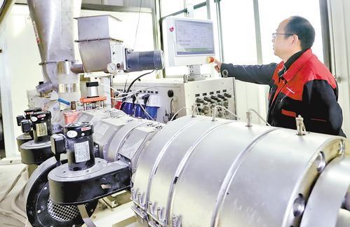 日前,在雄安·沧东新材料产业园一家管道生产企业,工人正在生产线上工作。 陈 雷摄