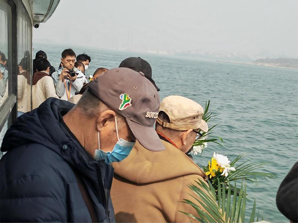 海葬逝者家属参加2026年青岛市“清风寄思 沧海为念”海上追思活动