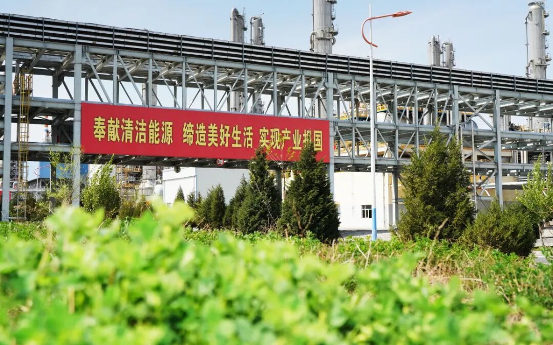 【未来能源煤制油分公司】厂区风景如画,草木的呼吸与机械的韵律达成了生态的和解,每一处景色都记录着绿色发展的故事 (7)张璞.jpg