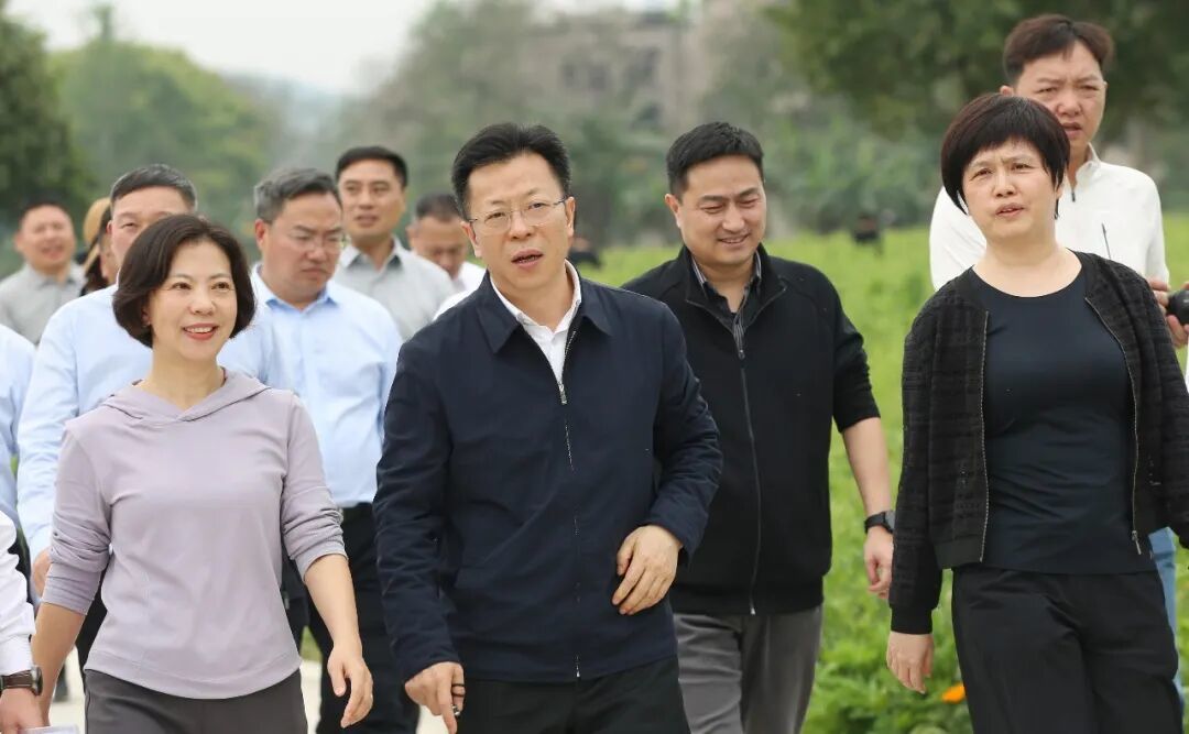 陶世祥到木洞镇中坝岛察看开岛试运营情况。