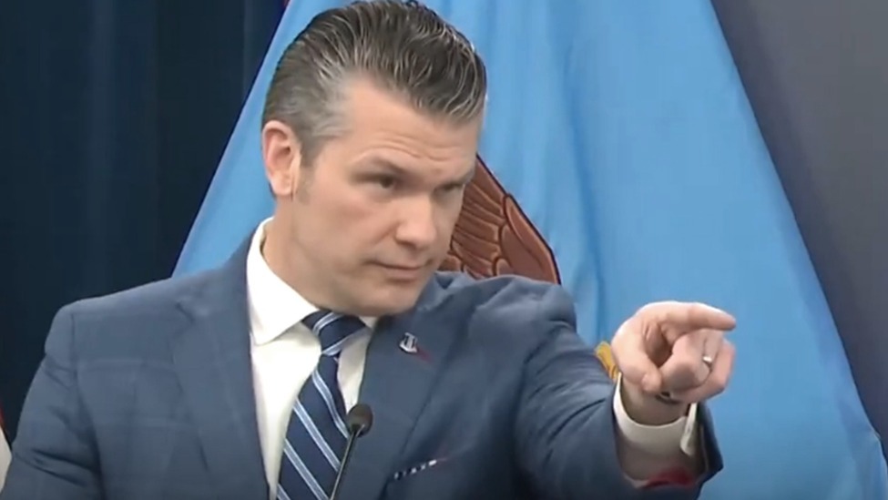 美防长斥责插话的记者“你怎么这么没礼貌”，随后低声嘟囔“真讨厌”