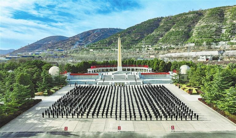 4月2日，兰州市公安局在兰州市烈士陵园举行清明祭英烈活动。新甘肃&middot;甘肃日报通讯员　金万贵　张军扬