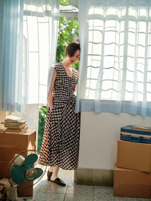 搜狐娱乐讯 近日，倪妮短发造型出镜夏季大片，以 “风辞典” 为主题，文艺松弛，尽显生活诗意与治愈感。