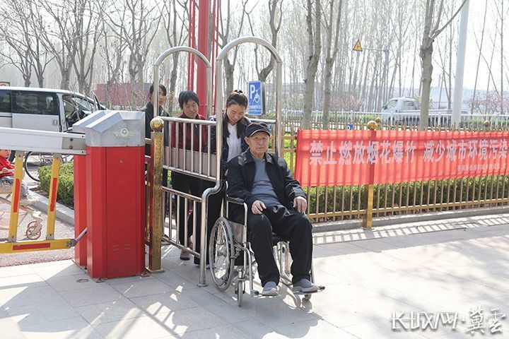 公园出入口无障碍通道。