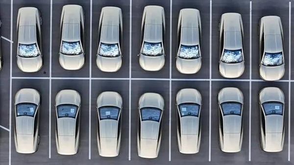 约60台特斯拉Cybercab量产版惊现得州工厂：方向盘竟然还在！