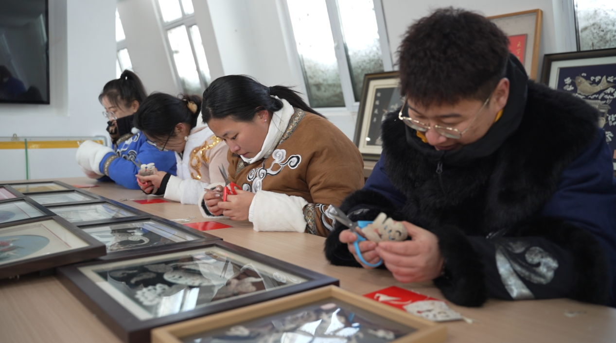 手艺人制作鱼皮工艺品
