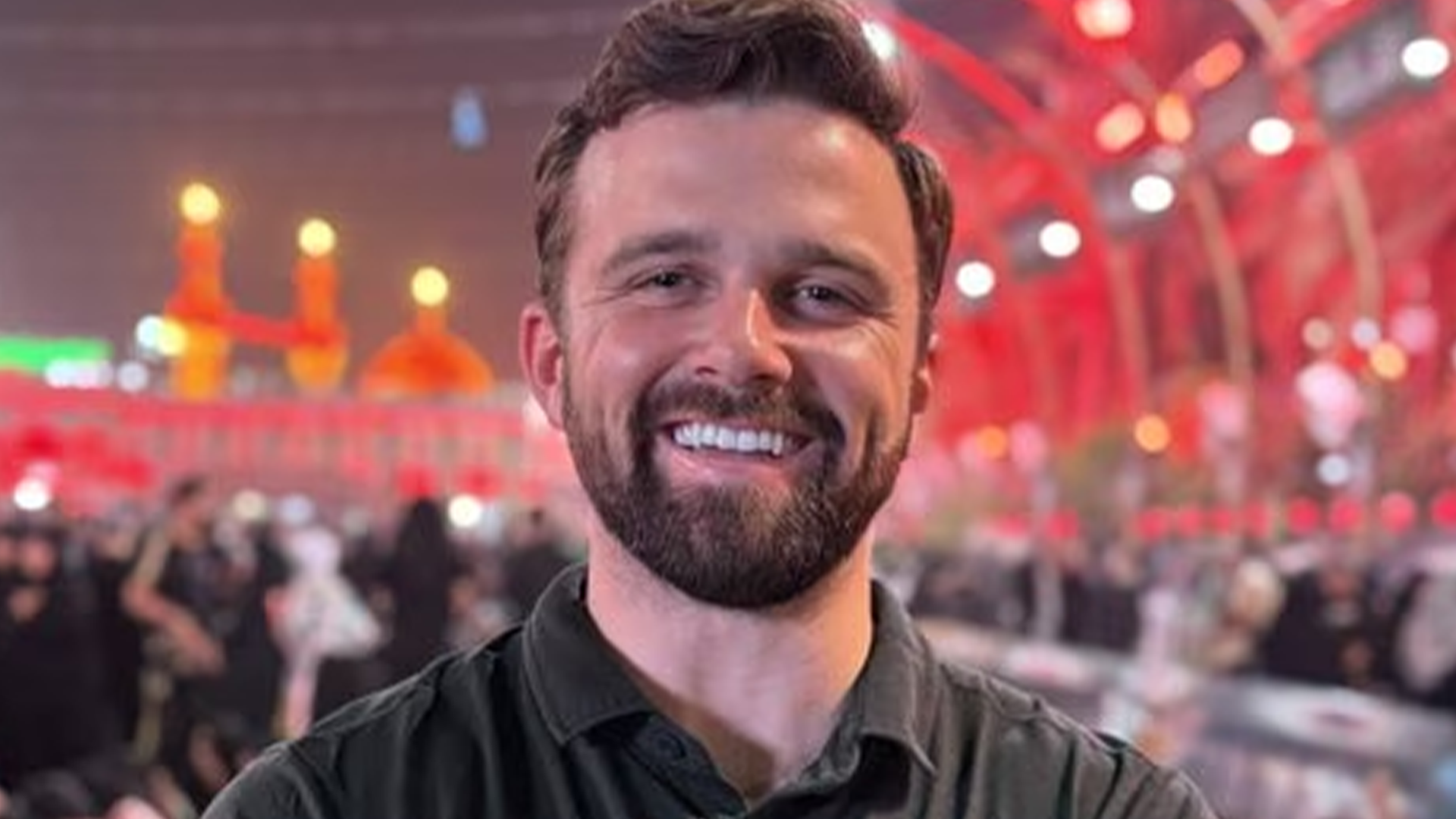 美国百万网红坐上贵州惠农专线，感叹：美国难如登天的事儿，在中国只需要一条公交专线