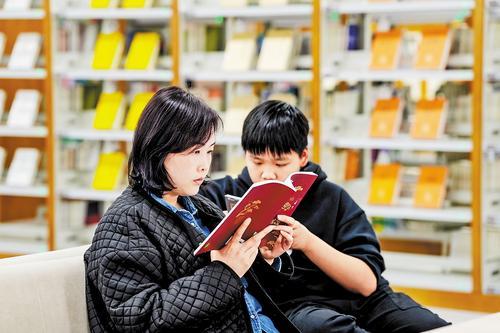 3月21日,读者在雄安图书馆阅读书籍。本报记者 许佳奇摄