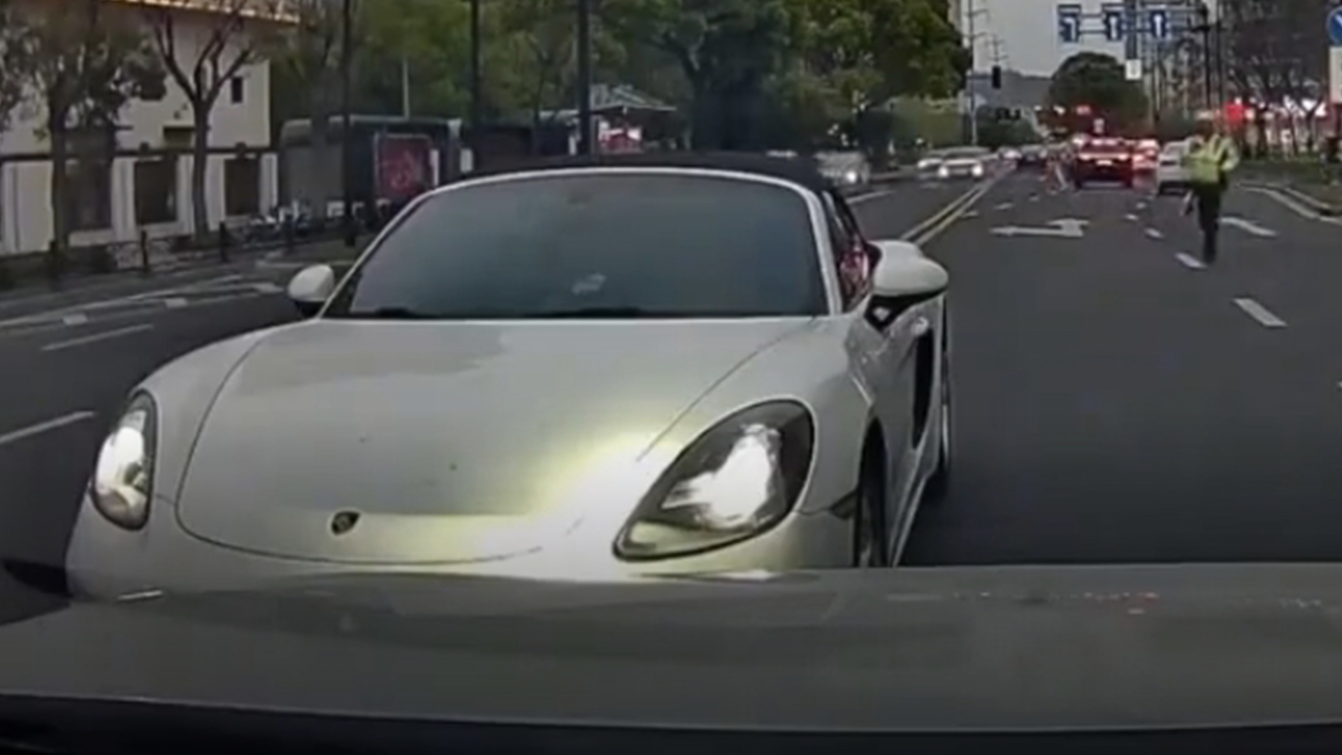 台州一保时捷车主驾车逆行还开远光灯，当着交警面威胁对车司机“下次碰到绝对撞你”，交警：罚200元记3分+行拘