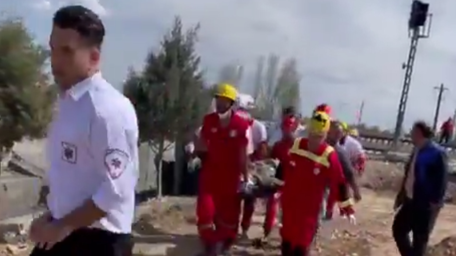 伊朗多地铁路被炸，卡尚一铁路桥遭空袭致2人死亡，伊朗红新月会在卡拉杰一铁路被炸后救治伤员