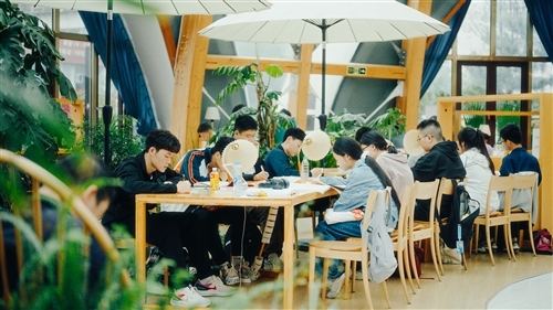 读者在莲花书屋内阅读。 （图片由受访者提供）