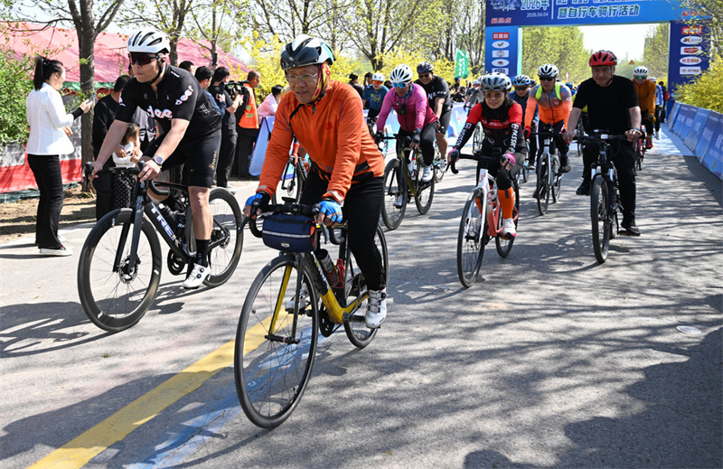 4月4日，自行车爱好者在威县梨产业路上骑行健身。