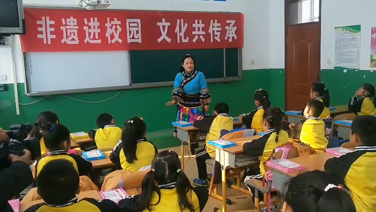卢艳华走进学校传授伊玛堪