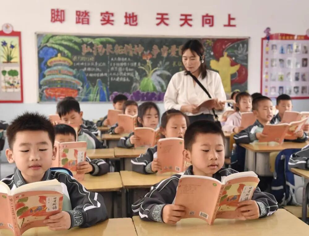 江西省于都县长征源红军小学的学生们在课堂上认真阅读。刘小强摄