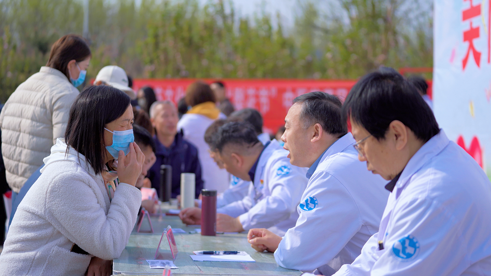 图：爱心义诊。于蛟/摄