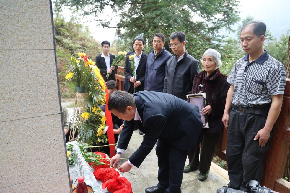 3月26日，江西瑞金“寻亲工作队”与高树魁的家人一起，在瑞金村无名红军烈士墓前祭拜。新华社发（钟水旺 摄）