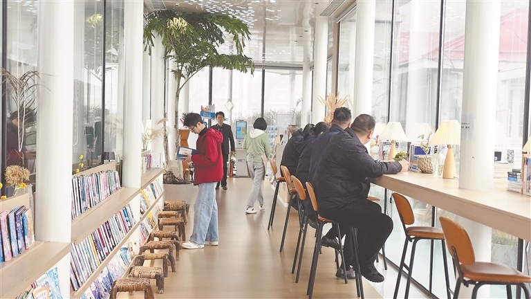 读者在庐山书房阅读。（图片由庐山书房提供）