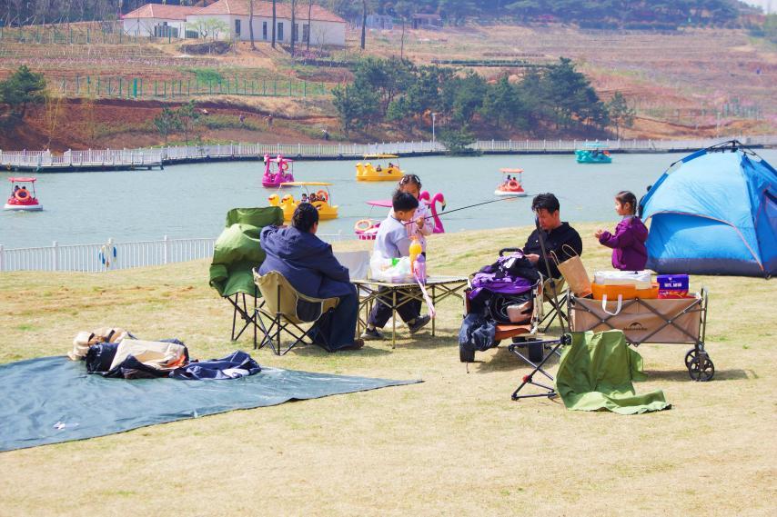 岚山区西山岚里文旅综合体近处可露营远处可游船，吸引大波游客。张雨杨 摄