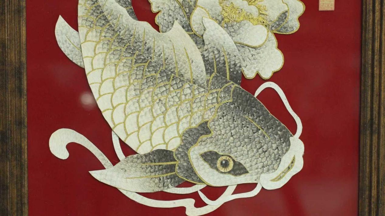 应用麦秸画技艺制作鱼皮画