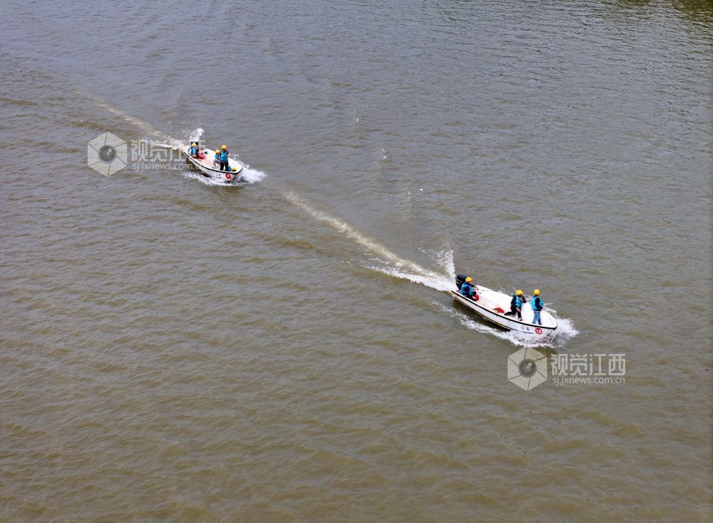 2026年4月8日，江西赣江泰和段，水上保洁员正在巡江护水。