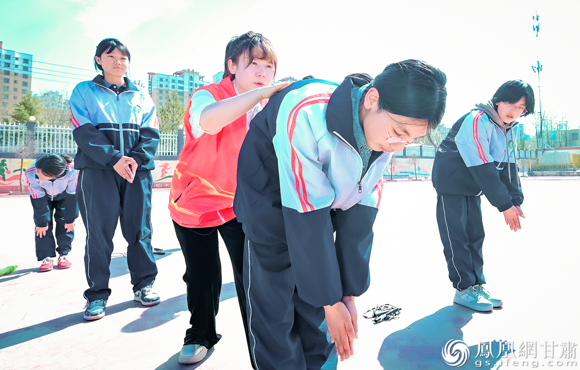 医护人员为中学生做脊柱侧弯筛查