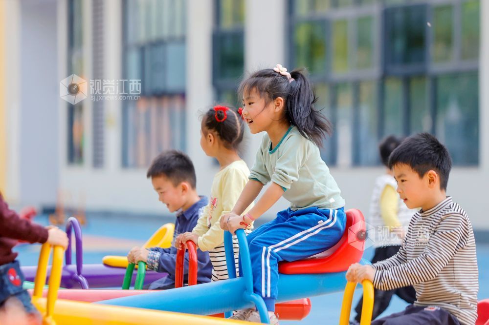 2026年4月9日,在江西省吉安市峡江县城西幼儿园,小朋友们在玩跷跷板。