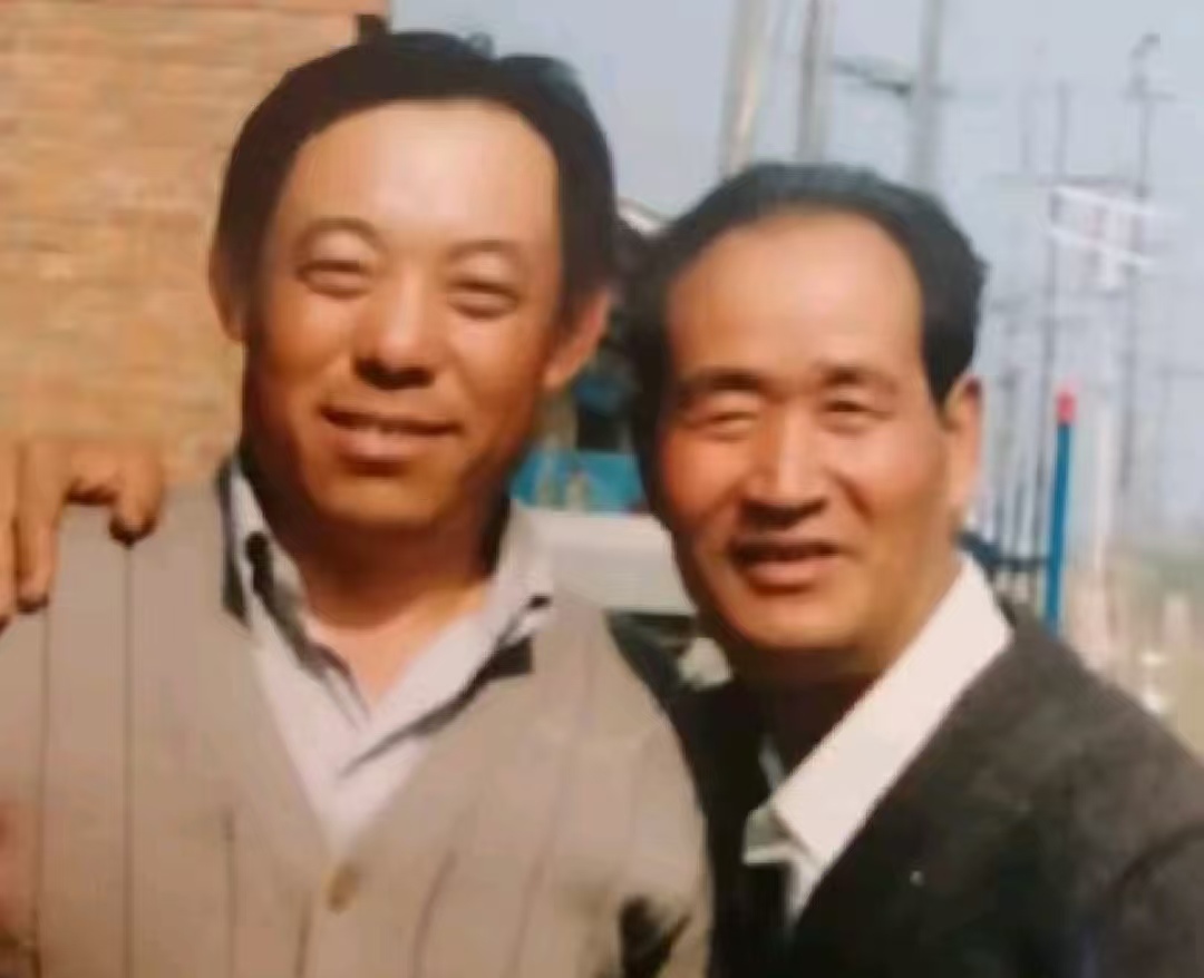 刘德常队长（右）和好友裴振元