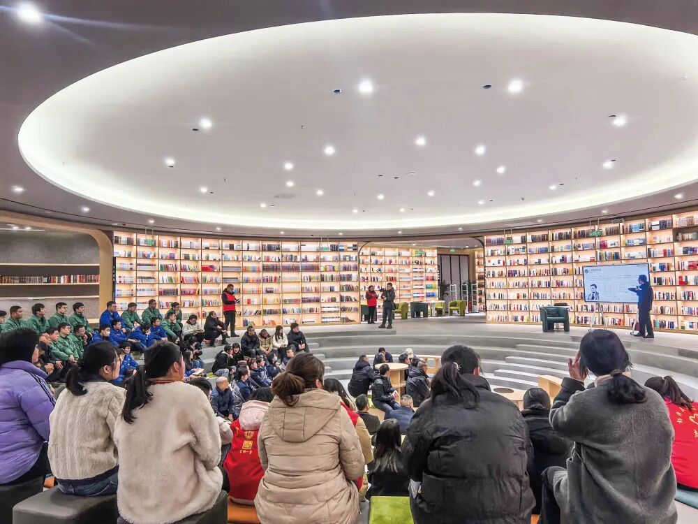 读者在彭泽县新时代文明实践中心内参加读书活动。