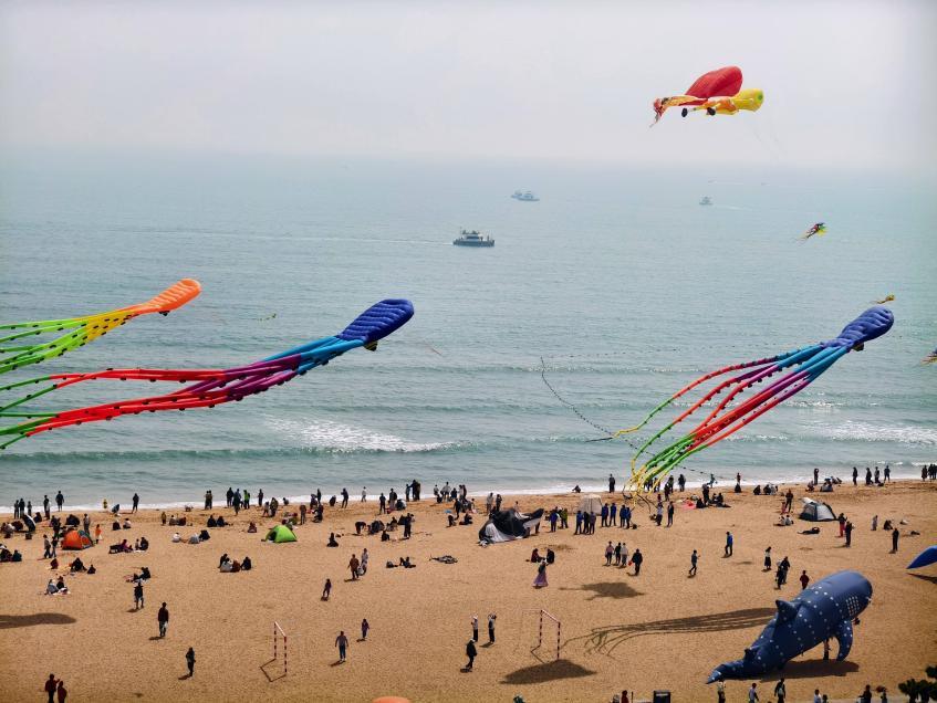 万平口风景区的风筝节活动吸引游客参与。日照市文旅集团供图