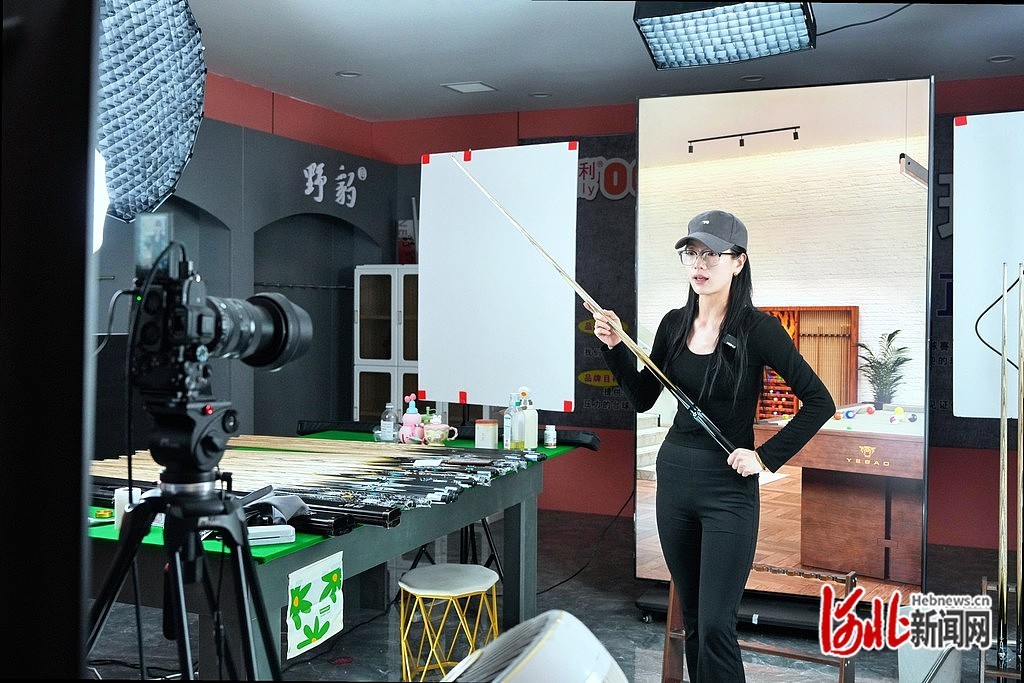 4月8日，霸州市赛佰利台球器材连锁店员工在直播带货。