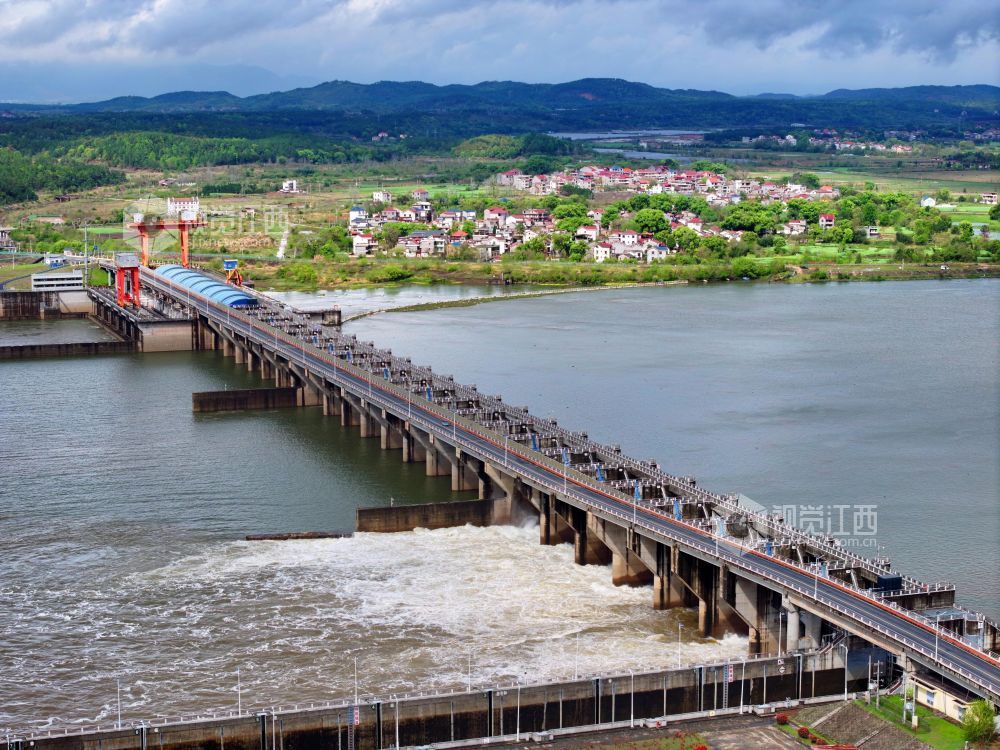 2026年4月3日,江西泰和航电枢纽大坝正在泄洪腾库,保障汛期安全。