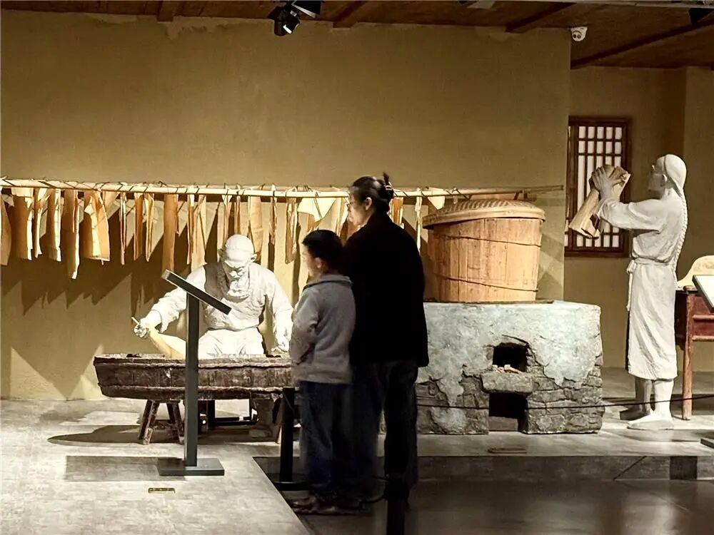 4月5日，梁平博物馆，家长带领孩子感受梁平源远流长的民俗文化。