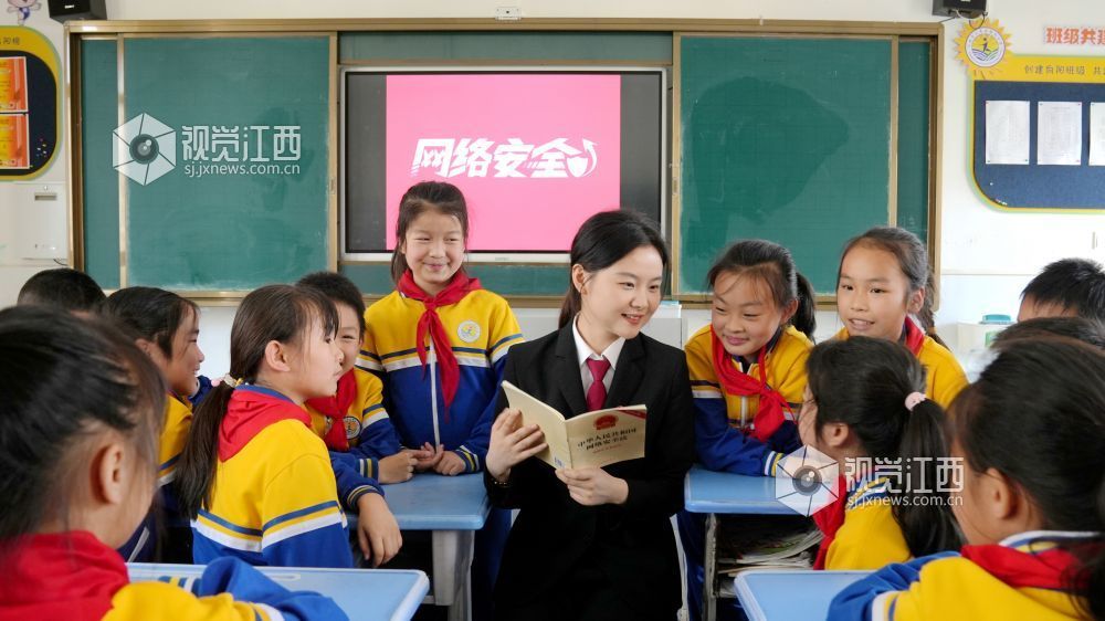 2026年4月10日，江西省宜春市上高县法院干警给锦阳小学的学生讲解《中华人民共和国网络安全法》知识。