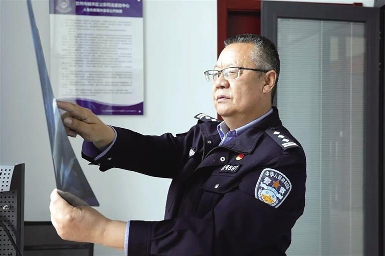 李长青在工作中