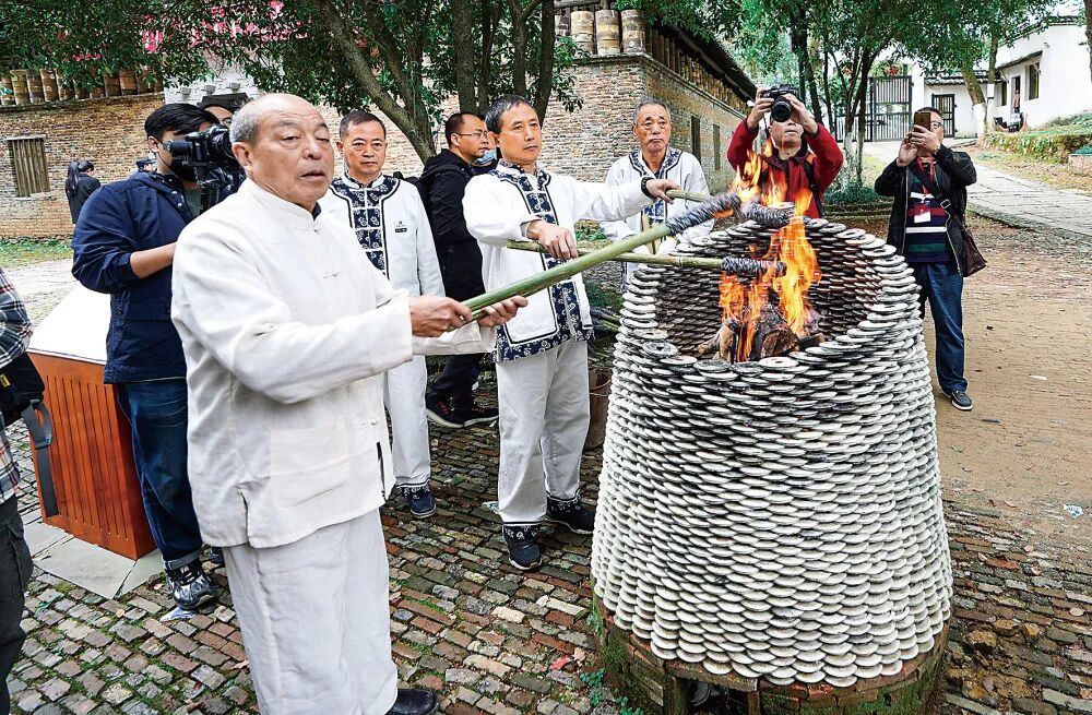 烧窑师傅胡家旺参加明代葫芦窑复烧点火仪式。新华社记者周密摄