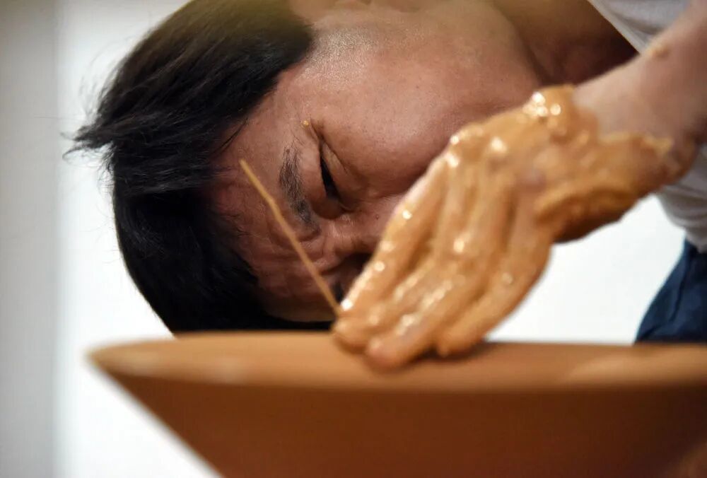 国家级非物质文化遗产传承人冯绍兴在进行拉坯工作。新华社记者宋振平摄