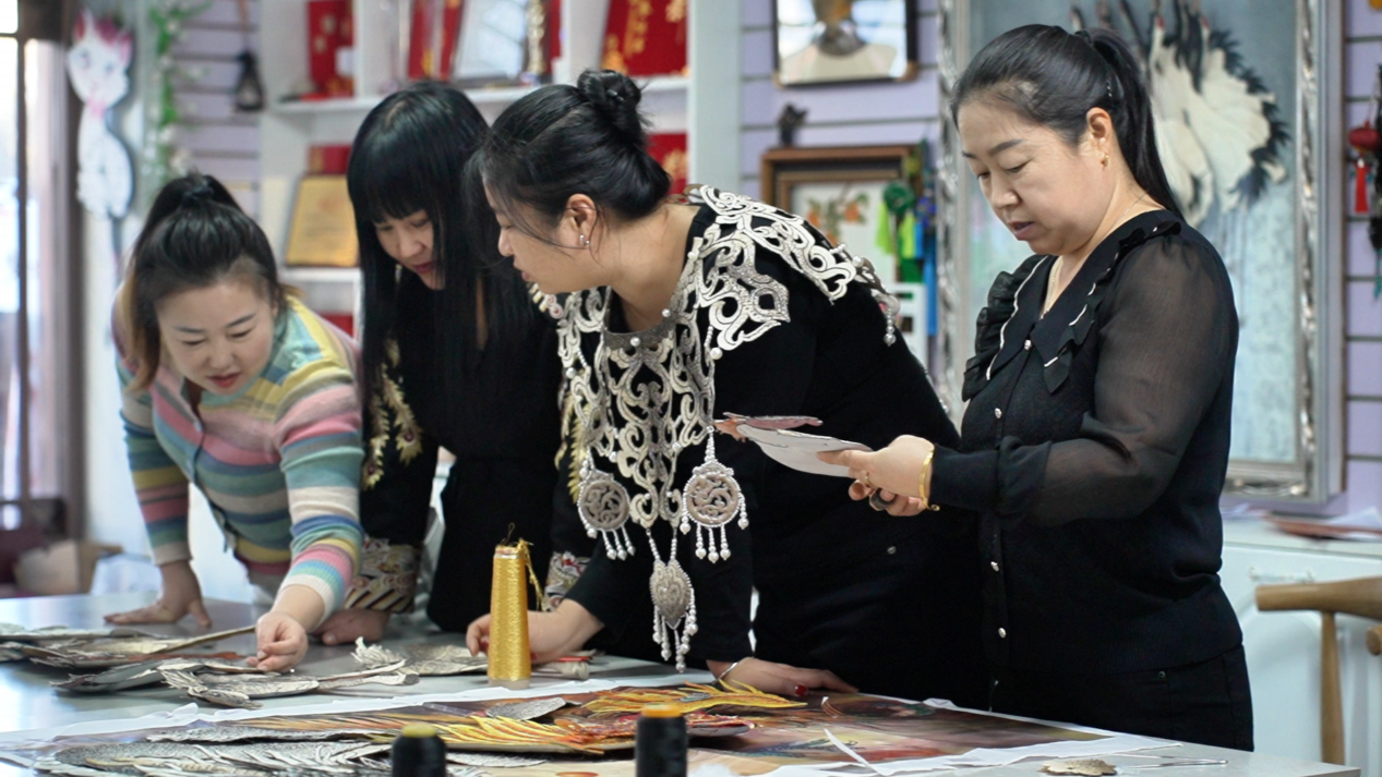 杨双艳传授鱼皮画制作技艺