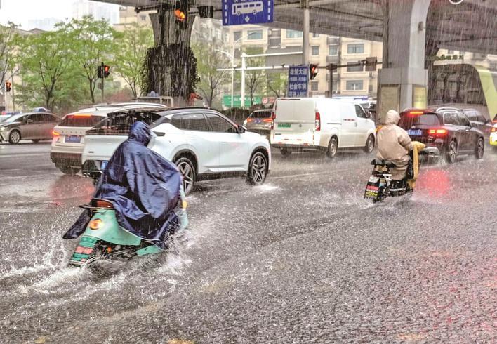 市民在雨中骑行 楚天都市报极目新闻记者李辉摄