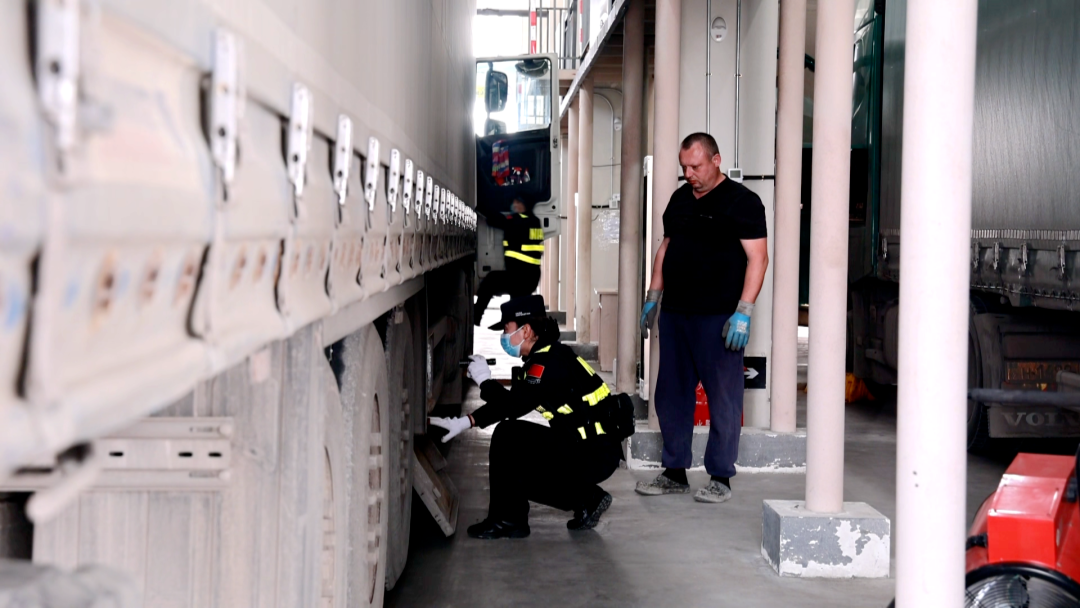 民警对入境货车进行查验 （格日乐图 摄）