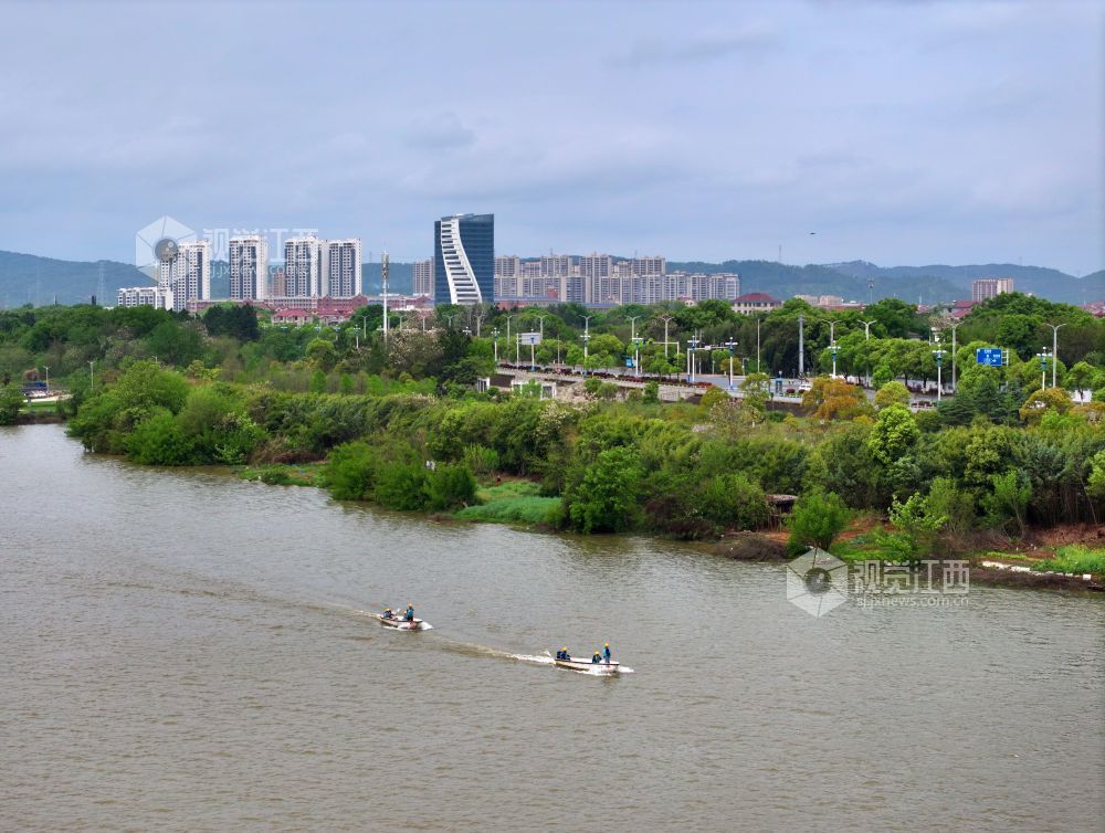 2026年4月8日，江西赣江泰和段，水上保洁员正在巡江护水。