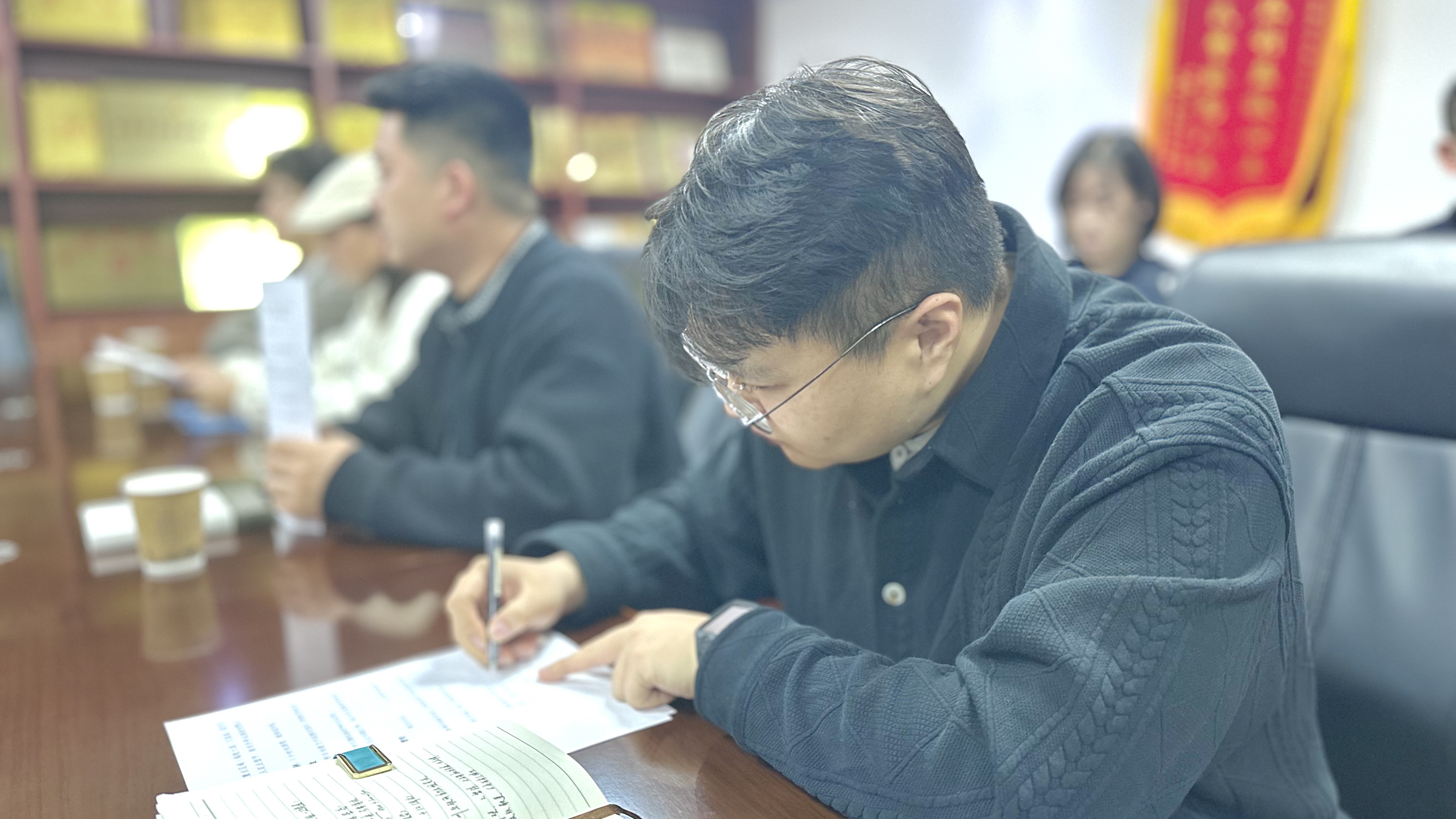 现场签署《共享单车（电动自行车）安全管理约谈承诺书》