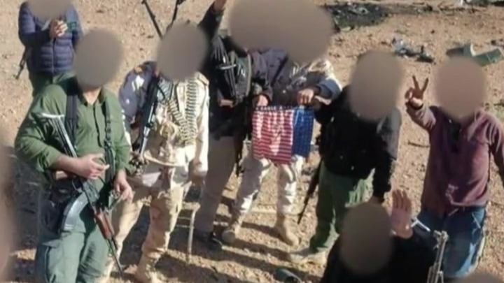 美军炸毁C-130地点成网红打卡点，伊朗民众狂踩残骸上的美国机徽