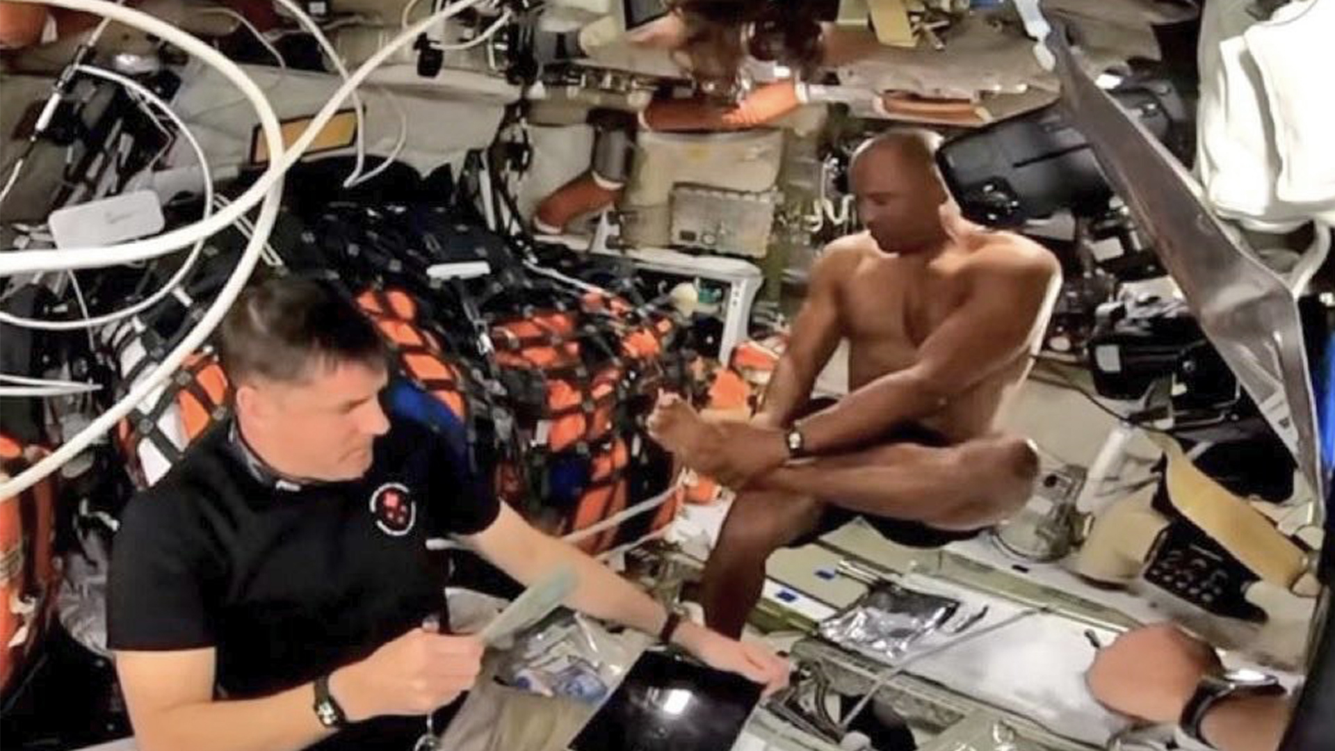 美国宇航员太空中意外半裸出镜，画面获得超50万次观看量，其有望成首位登陆月球的黑人