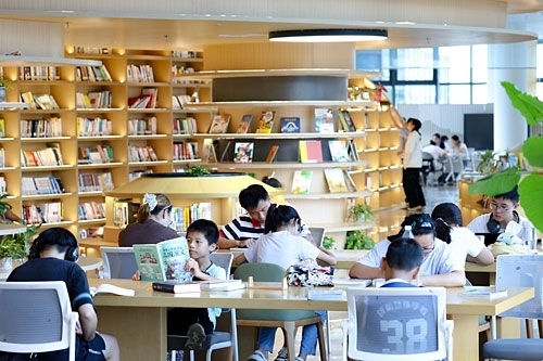 在庐山市新时代文明实践中心，居民正在阅读。通讯员 韩俊烜摄