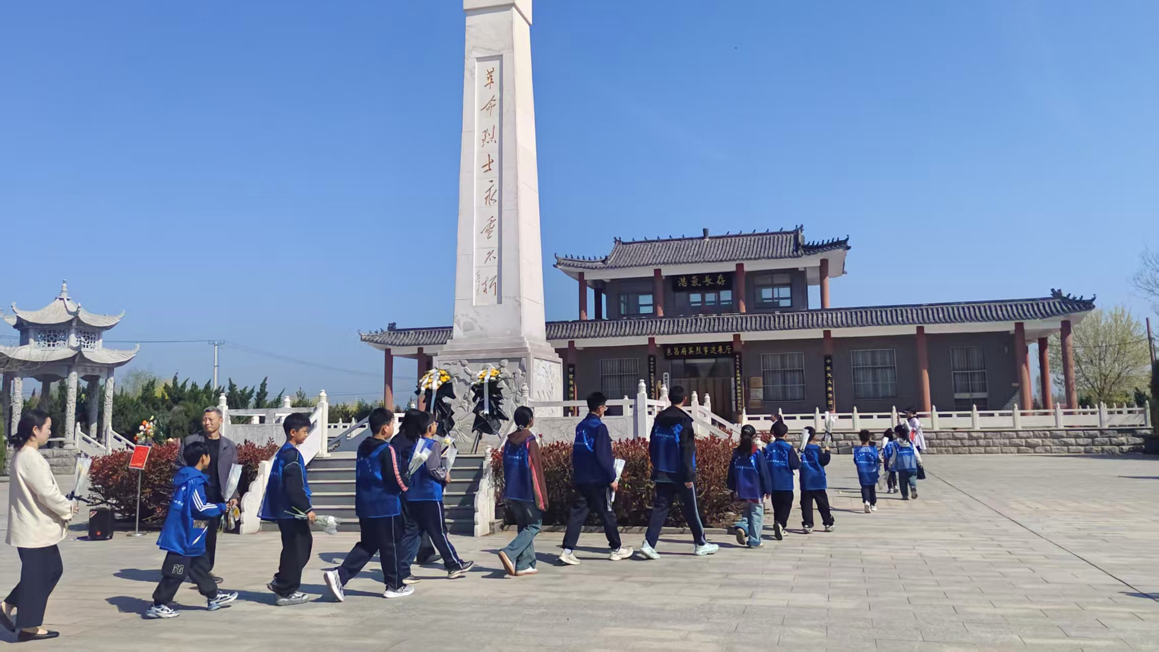 聊城东昌府区赴烈士陵园开展青少年缅怀祭扫主题活动