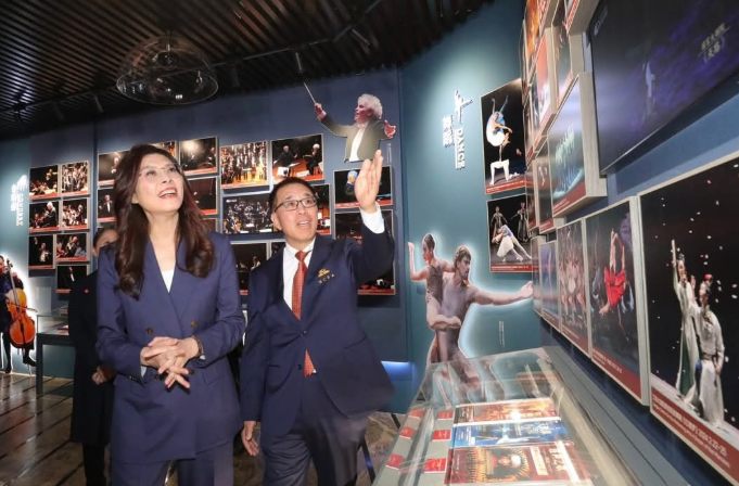 郑丽文打卡国家大剧院,现场比心