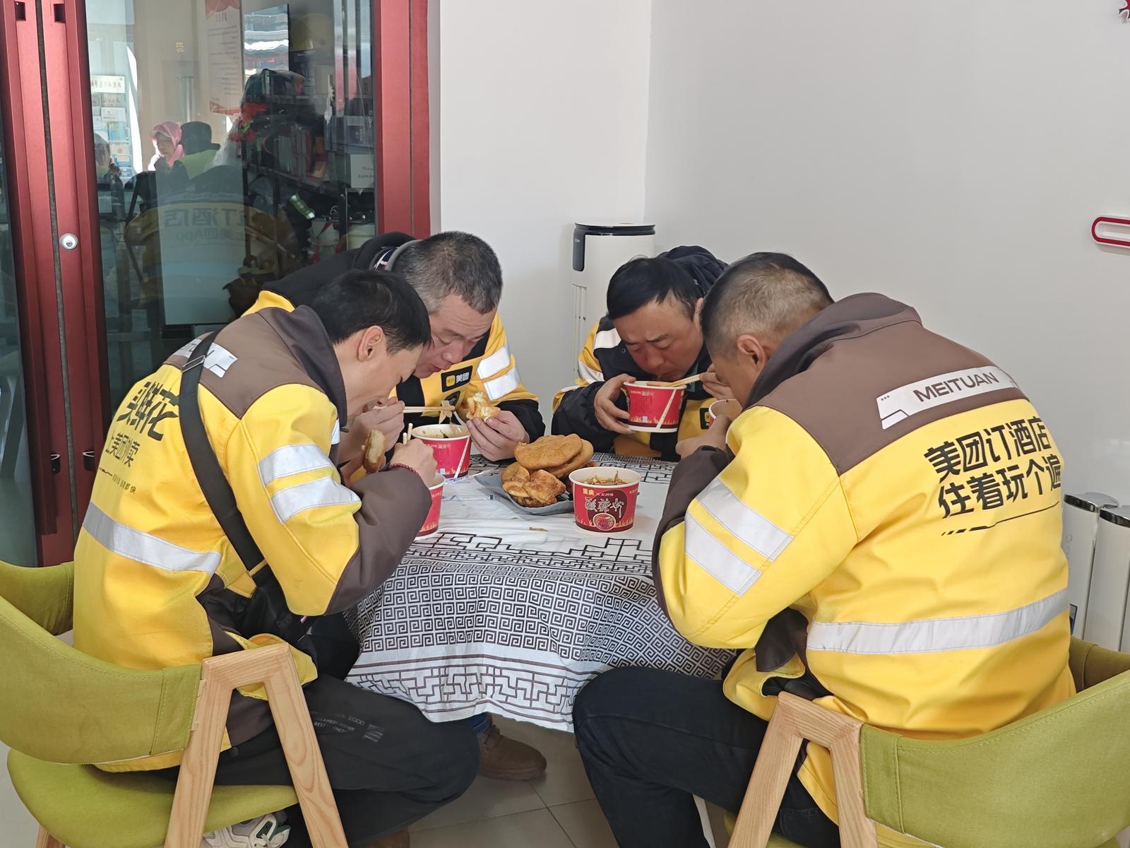 △新就业群体在“工会驿站・骑手之家”休息就餐