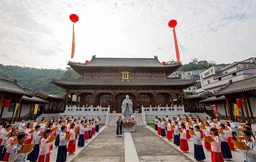 百名小学生在湖口学宫朗诵古诗文。通讯员 李学华摄