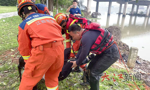 轻生女子落水 吉水特巡警队员邱凯华主动请缨下河救人